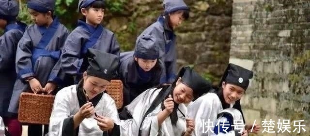 状元$知县想要教训神童,于是出了上联,神童不仅对出下联还反出一上联