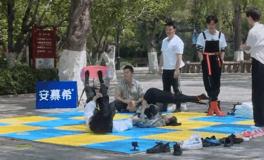 宋雨琦|《奔跑吧》苗苗做游戏险走光,宋雨琦帮忙遮挡,主动拉baby起身细节暖心