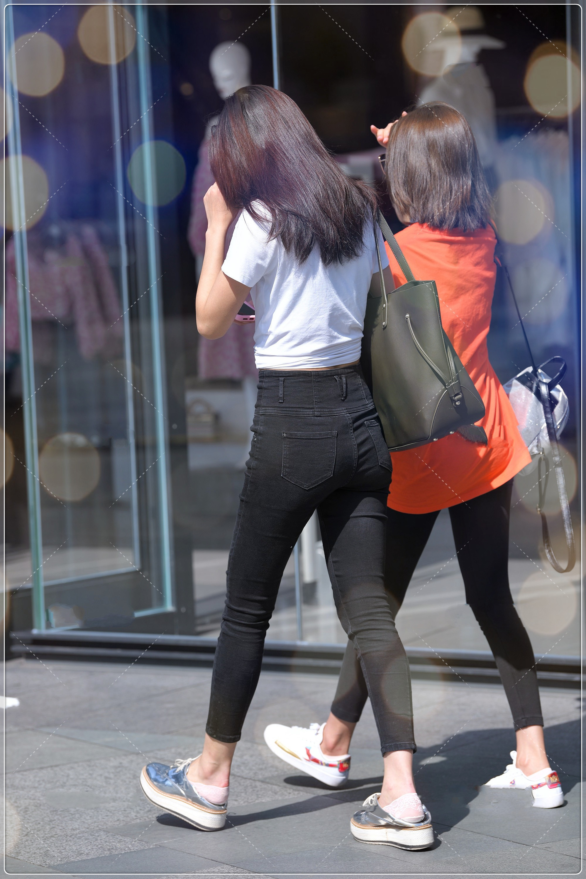 街拍黑+白经典配色,将简单的搭配,穿出与众不同