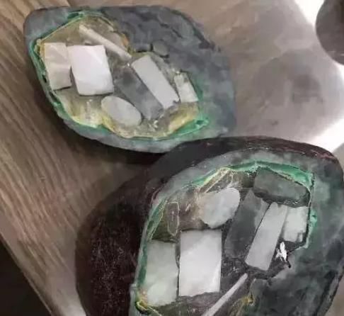 石膏|200万翡翠原石一刀切下去,帝王绿看不到,现一块块石膏