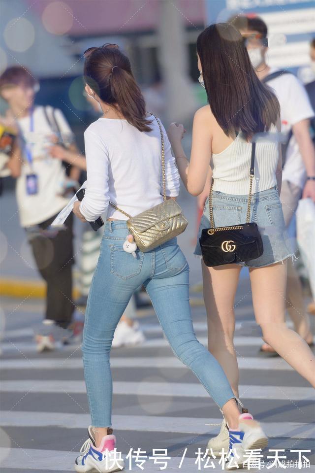 适合早晚温差大的初秋，白色长袖搭配修身牛仔裤，显瘦显腿长