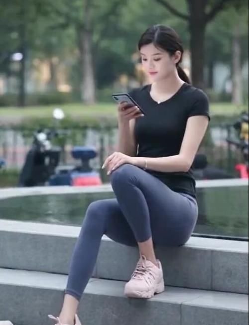 瑜伽裤 当女神穿上瑜伽裤,时髦又好看,小姐姐秀出性感的美区