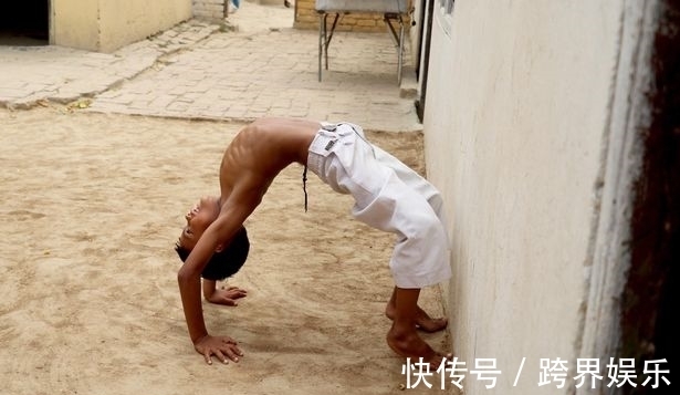 猴神|印度13岁小伙长了一条“尾巴”,被当做猴神转世,收了大量信徒