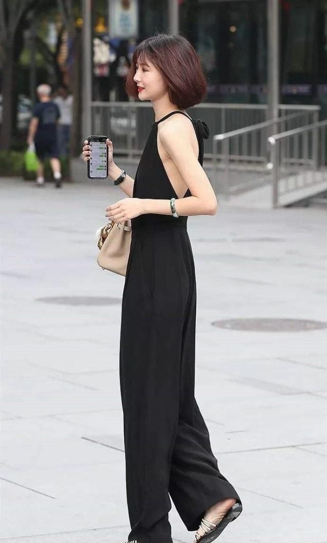 街拍:时尚姐妹花,简洁搭配帅气大方,优美身姿优雅不凡