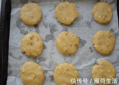 核桃别只会生吃,换种做法10分钟出炉,酥脆可口!一周3次吃不腻