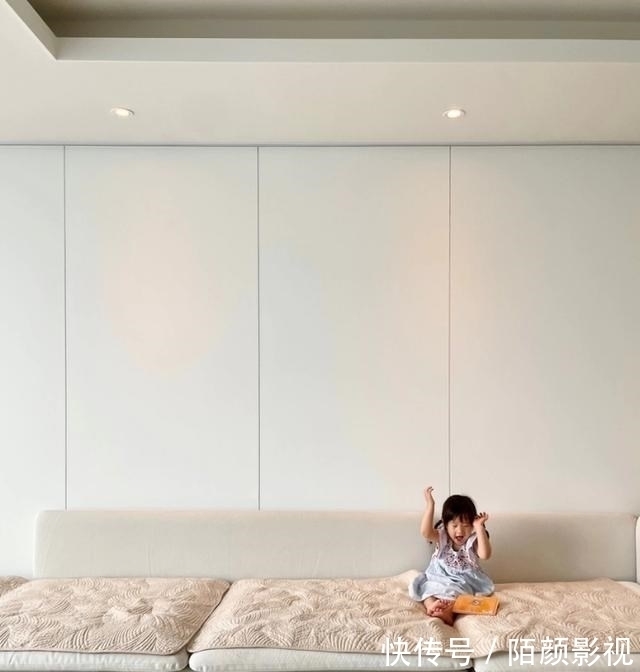 客厅|156㎡把客厅当作中心,简单摆放2件家具,宽敞空旷从孩子需求出发