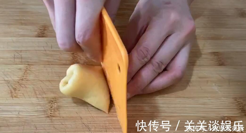 豆沙卷|想吃面包不用买了,4个鸡蛋一碗面,做出来的面包又拉丝又暄软