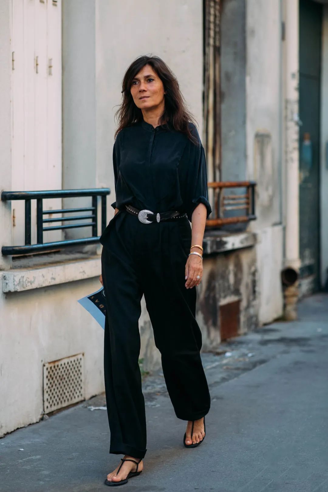 教你美｜你和“高级感穿搭”之间的距离，也许就差一条腰带