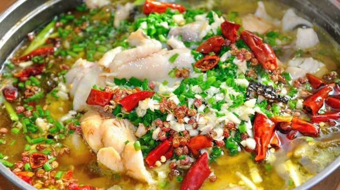 倒入|压轴菜酸菜鱼,咸香适口的鱼肉搭配酸菜,让人胃口大开,吃起来