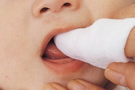 恒牙|这些征兆说明宝宝要长牙了,爸妈这样帮宝宝长出整齐洁白的牙齿!