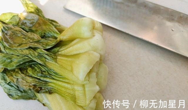腌酸菜,别直接用盐腌,牢记3点,酸菜又酸又脆,味道正宗不易烂!