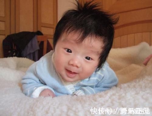 四个月|四个月大的宝宝,睡觉总是摇头是怎么回事?