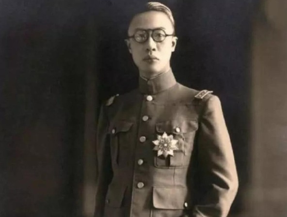 叩拜|溥仪晚年挤公交,一群人对他叩拜喊皇帝,他说了句话,化解了尴尬