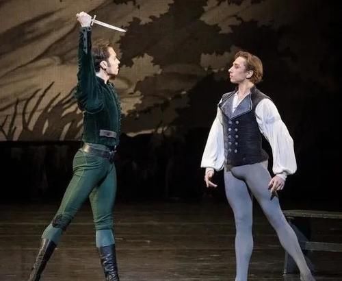 新的一年，请各位男律师穿好你的裤子