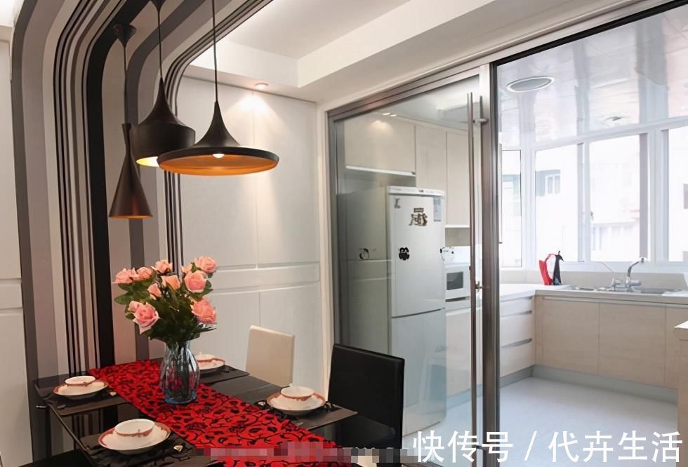 推拉门|厨房装推拉门和平开门过时了,如今流行这种门,师傅一看就夸好