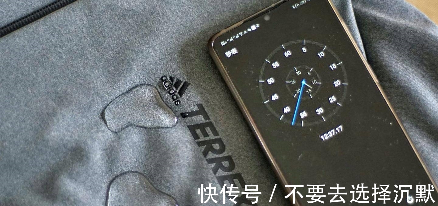 adidas 户外服饰的颜值担当，adidas TERREX连帽夹克外套上手体验