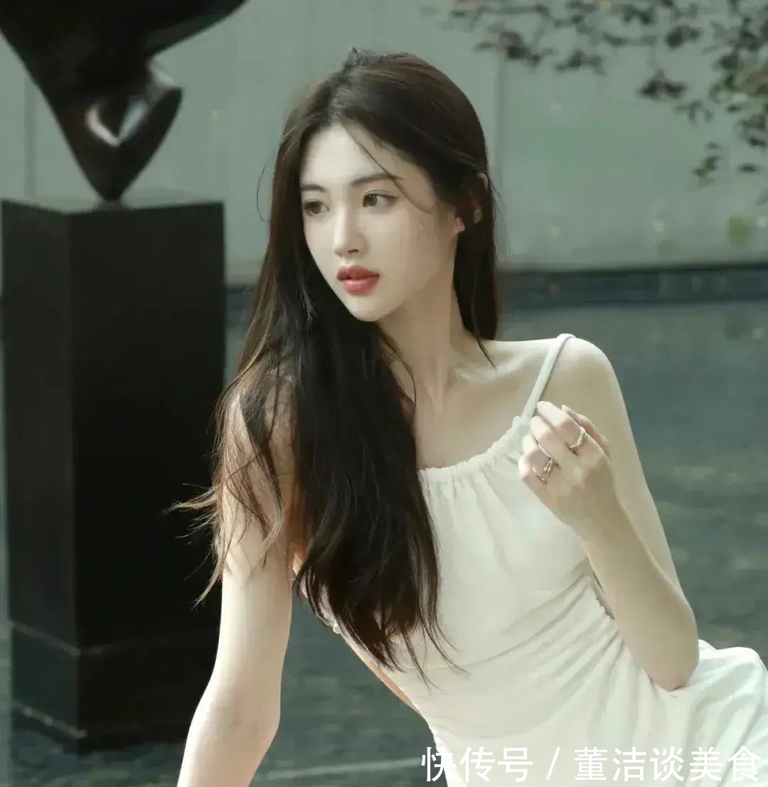 长裙|食色108——美女穿搭14: 纯白圆弧领露背长裙