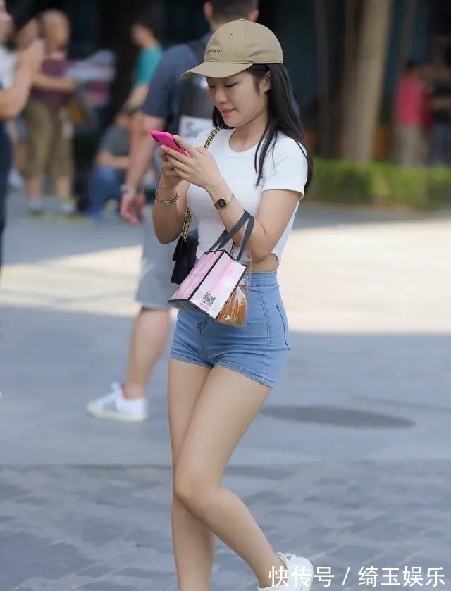 蜂腰 穿高腰收腹的“无痕”牛仔短裤，能将女性蜂腰细腿展现的淋漓尽致