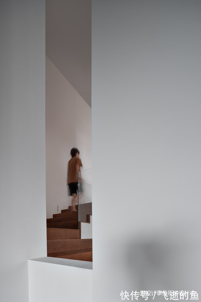 楼梯间|看400平米豪华别墅如何装修现代简约风