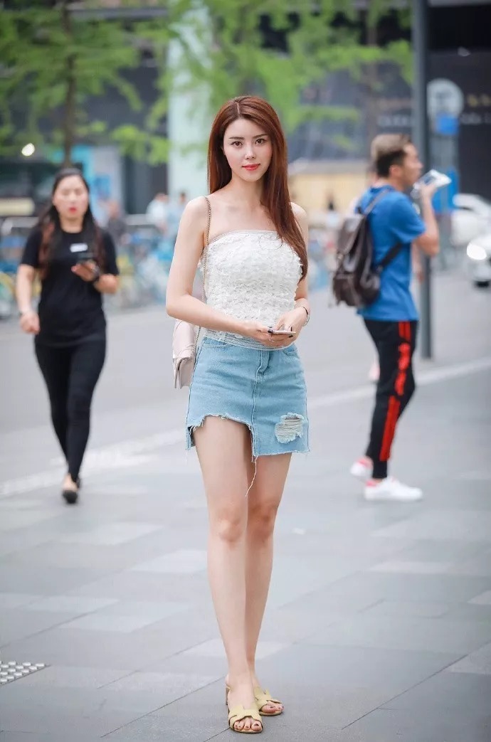 街拍时尚: 高跟鞋魅力穿搭，让女性充满十足韵味