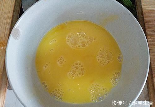 无公害草本蔬菜|西红柿韭菜靠边站,此菜才是和鸡蛋绝配,简单一做,才上桌就抢光