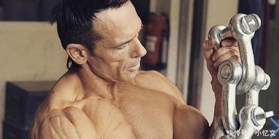 肌肉男|健身真的公平吗瘦子与胖子同时健身1年，肌肉有什么差距