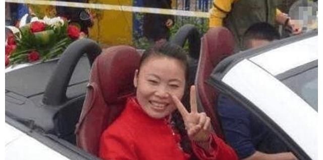他们成名《星光大道》，同样是炫富，一个被封杀，一个却被称赞