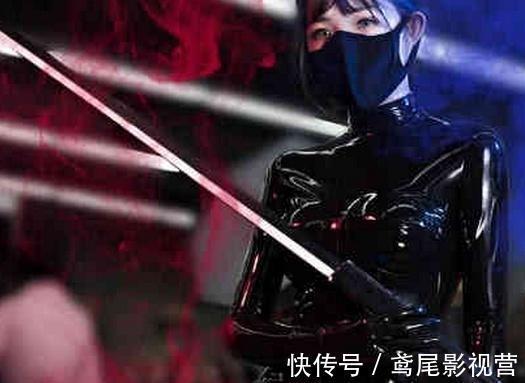 二次元|漫展00后cos“皮衣萝莉”火了,小腹拉链亮了,网友:放屁不会鼓包!