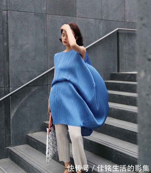 阔腿裤 今夏的“百褶裤”都流行这么穿也太洋气了!比阔腿裤显瘦又显高!