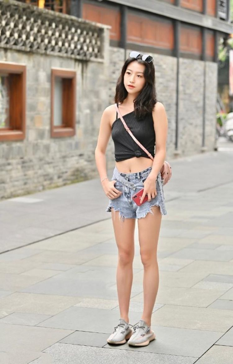 街头风|路人街拍,斜一字肩的背心搭配牛仔热裤,看起来街头风十足