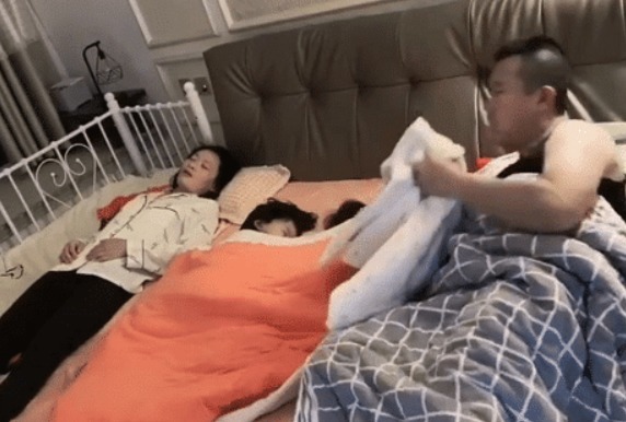 袄子|“女儿是亲生的,妈妈是送货的”,爸爸为女儿VS为媳妇盖被子火了