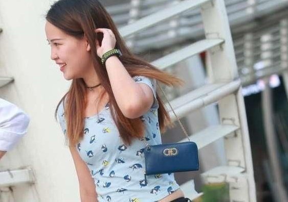 成熟|街拍时尚成熟的紧身打底裤美女,舒适修身,散发青春气息