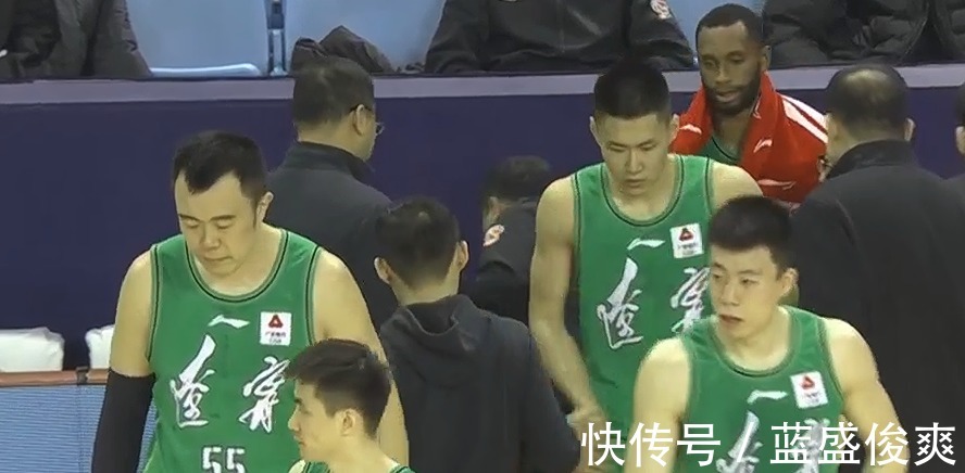 辽宁|郭艾伦25投11中7失误,辽宁险胜深圳,贺希宁错失空位绝杀三分球!