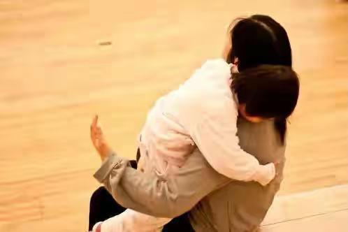 家长|孩子不小心摔下床,妈妈一个错误举动,反倒给孩子带来更大的伤害