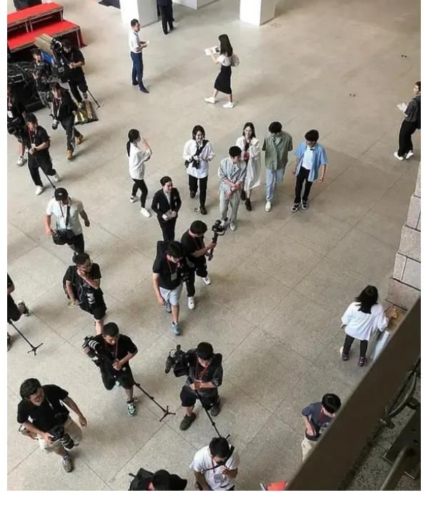 丁真|《中餐厅5》再曝路透，谁注意姚安娜看龚俊的眼神了？不怕被骂吗