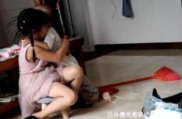 弟弟妹妹|弟弟想和姐姐一起玩,坐在房门口等姐姐醒,这姐弟俩相处得太好了