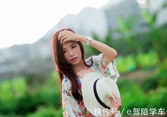 白色 白色背心搭配牛仔短裤青春减龄,清凉又不失时尚感!