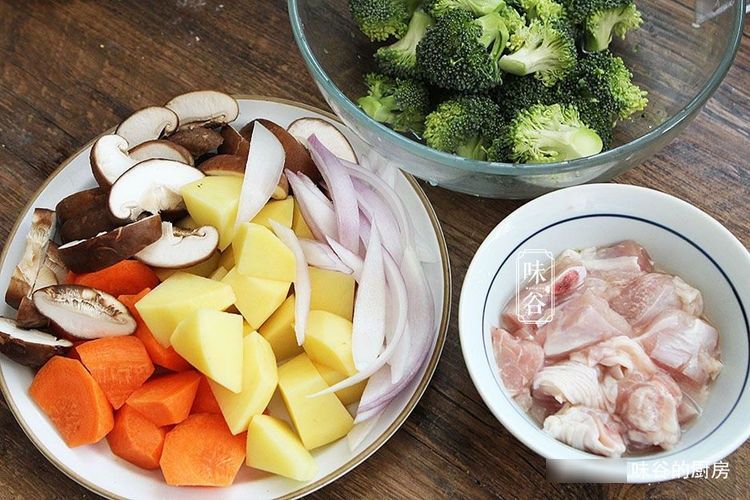 天冷了，吃炒菜不如炖菜，几种食材炖一锅，鲜美营养，浑身都暖和