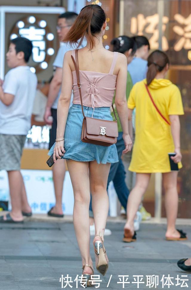 小姐姐粉色吊带衫,搭配荷叶边牛仔裙,优雅时尚