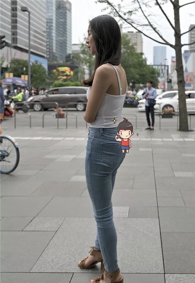 穿腻了短裤搭配T恤,不妨试试吊带短衫+高腰牛仔裤,时尚显气质