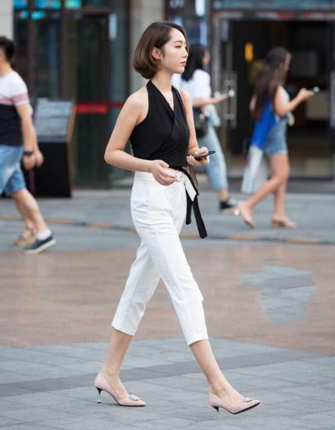 风度翩翩|小美女身穿粉色蕾丝连衣裙,长发披肩,风度翩翩