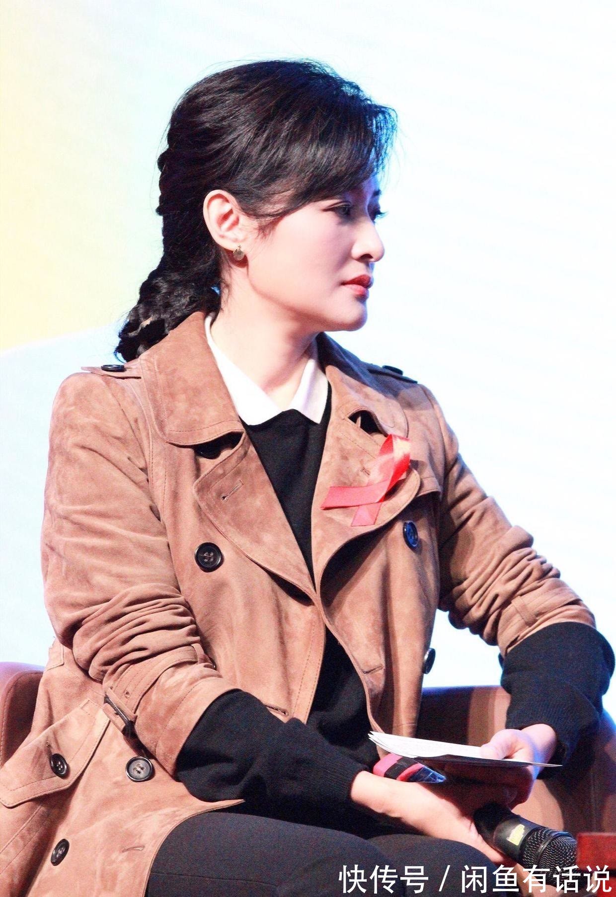 穿搭|周涛穿上了“秋天的第一件大衣”,配同色马丁靴好显贵,太值得学