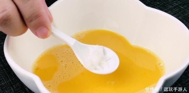 黄瓜别凉拌了,加2个鸡蛋,没想到这么好吃,上桌就扫光,真香!