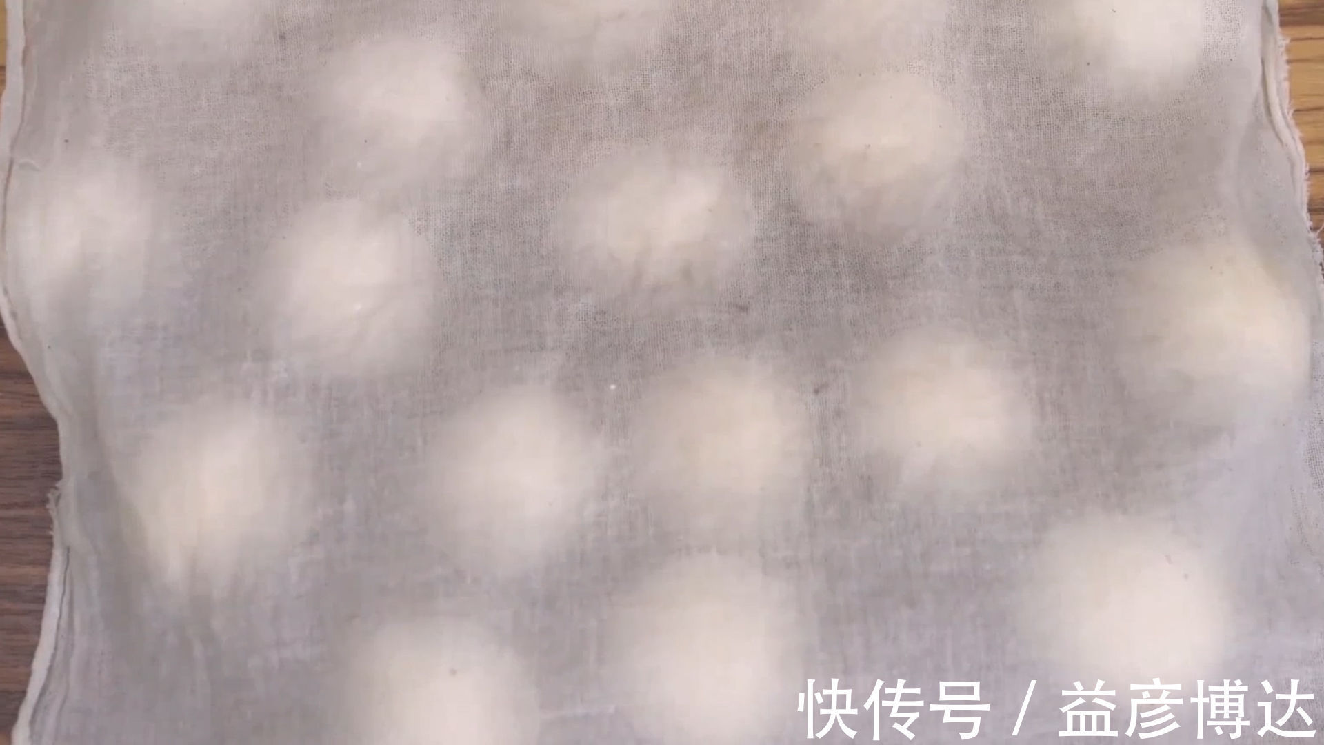 偷偷告诉你炸麻团的技巧，个个空心又香又脆，出锅全家抢着吃