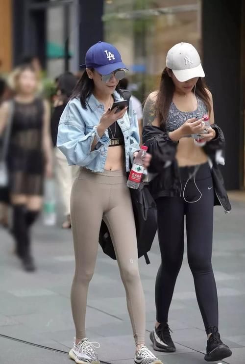 小蛮腰|露脐装搭配瑜伽裤，小姐姐的修身版型线条明显，这身材太勾人