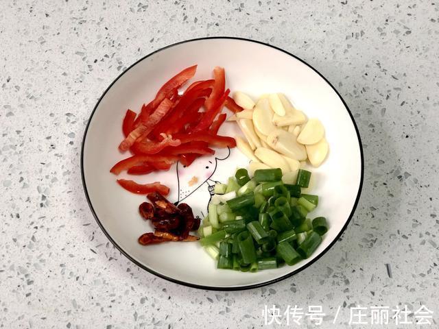 近视眼|霜降红薯甜如蜜，收完红薯叶子别乱扔，配上木耳炒一盘，特别美味