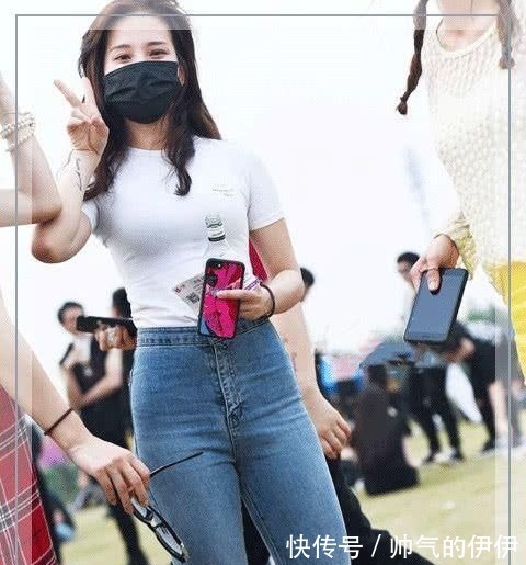 牛仔短裤 小姐姐紧身牛仔裤穿着优雅,搭配简洁,显得更时尚、更美观