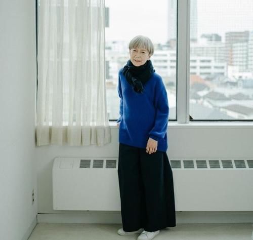 这位日本“大妈”时髦火了！她的穿衣简单不复杂，女人自信才真美