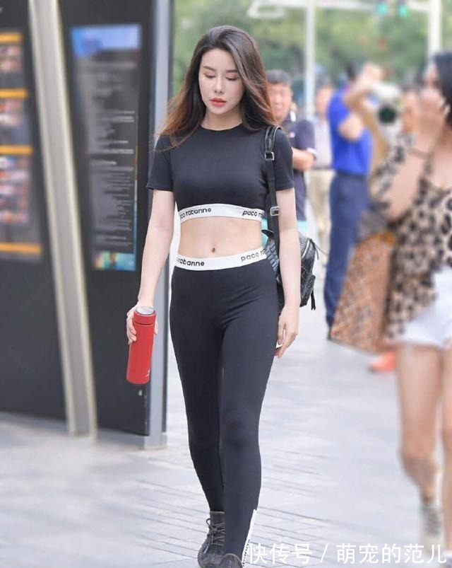 袖子 黑色字母低胸搭配黑色字母打底裤,搭配有很多种,职场白领上班族!