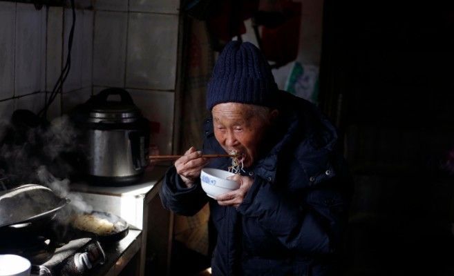 老人三天吃一斤冰糖，102歲還能劈柴，其中到底有何“奧秘”？